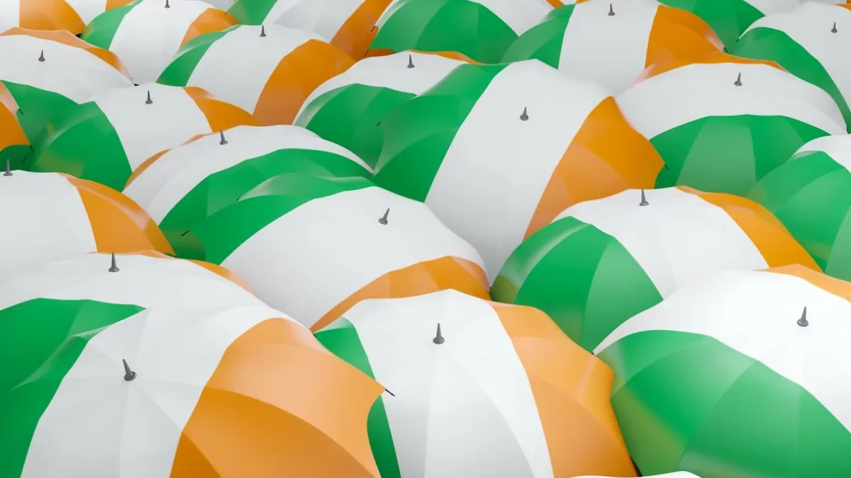 guarda-chuva-irlanda Enorme quantidade de guarda-chuva, vista de cima, com as cores bandeira da Irlanda