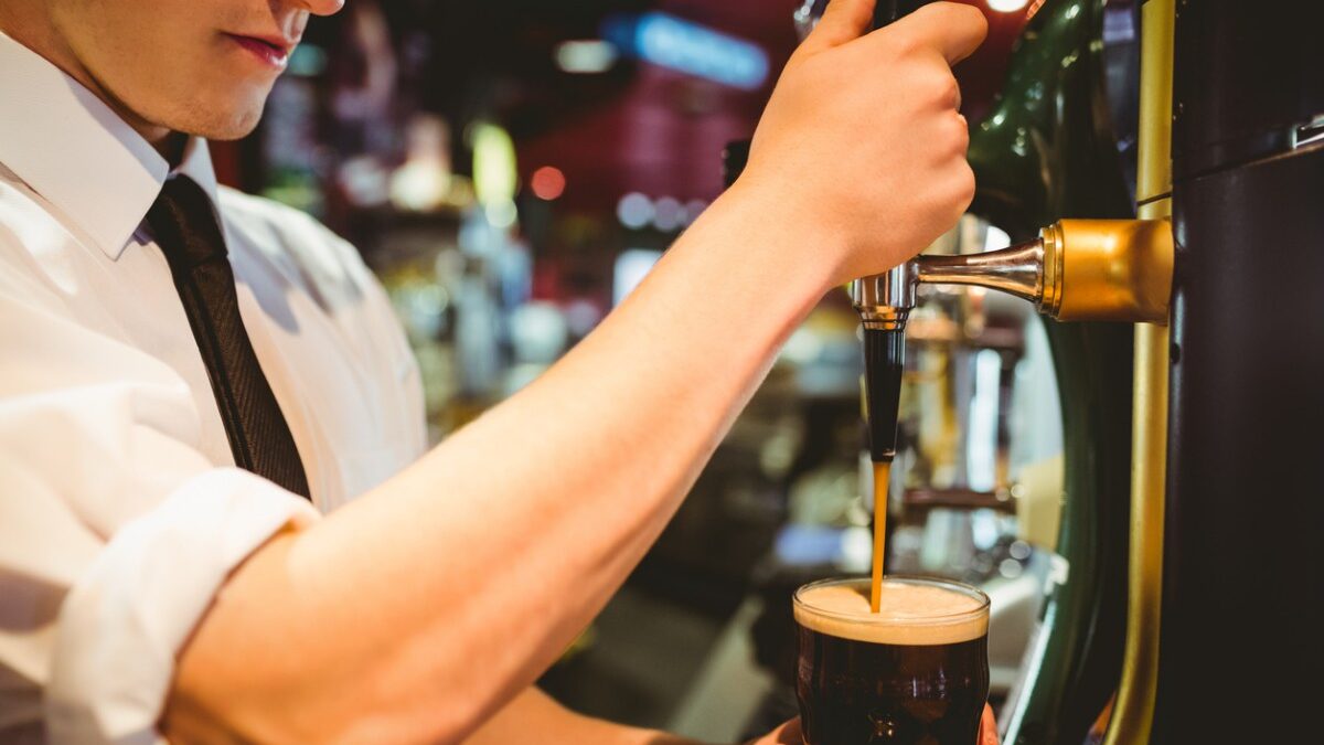 cerveja-irlanda garçom servindo cerveja escura em um pin na Irlanda