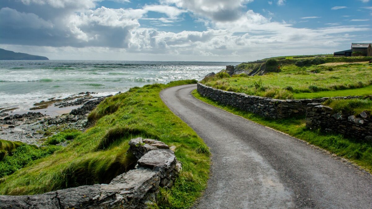 narrow-coastal-road Narrow Coastal Road na Irlanda
