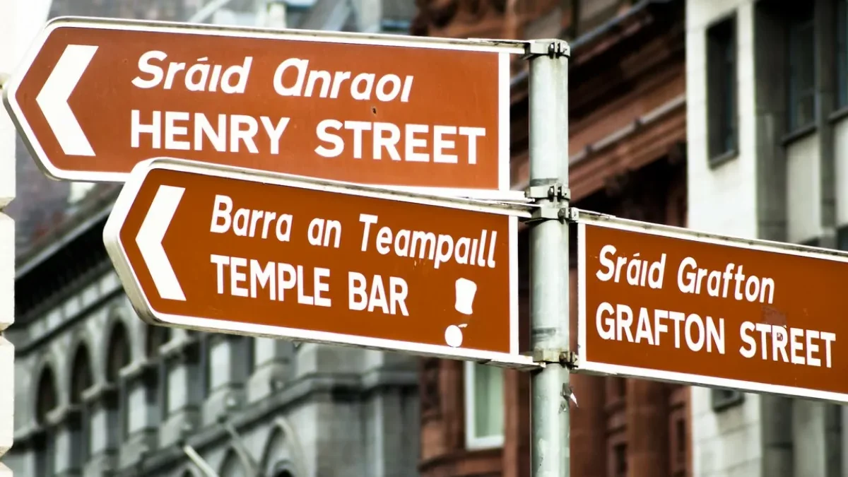 placas-irlanda Placas da irlanda, com escrita em Gaélico e Inglês