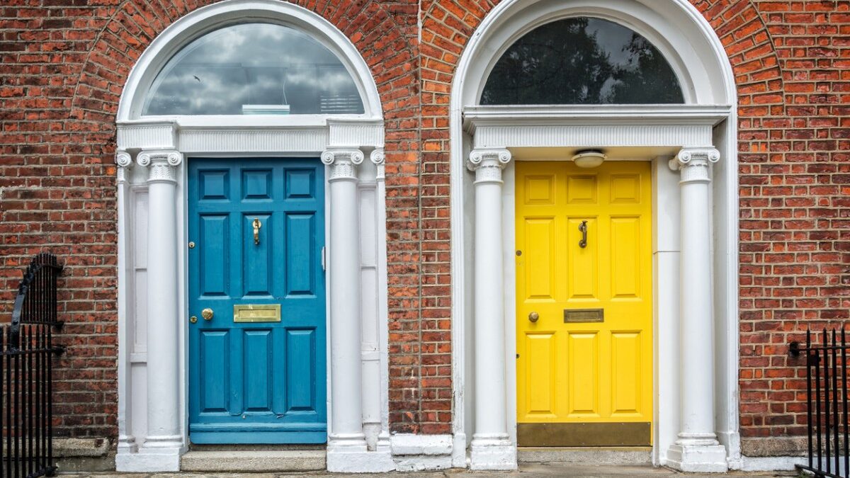 portas-coloridas-irlanda Porta azul e porta amarela de duas tradicionais casas irlandesas