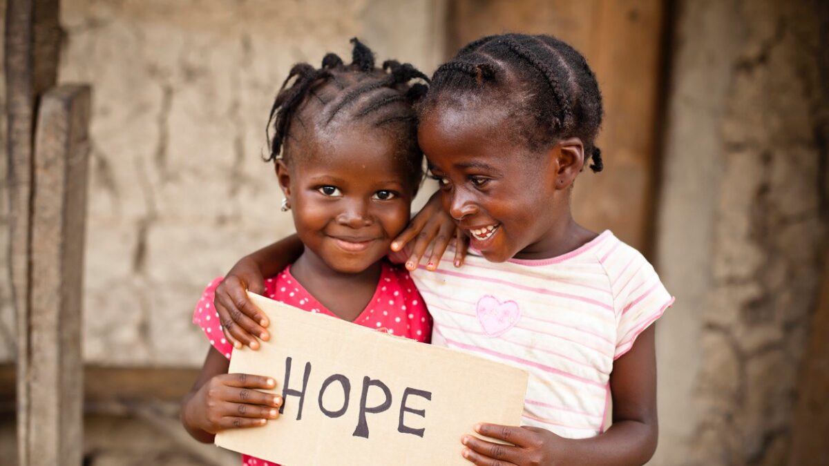 africa-criancas duas meninas africanas segurando cartaz escrito hope