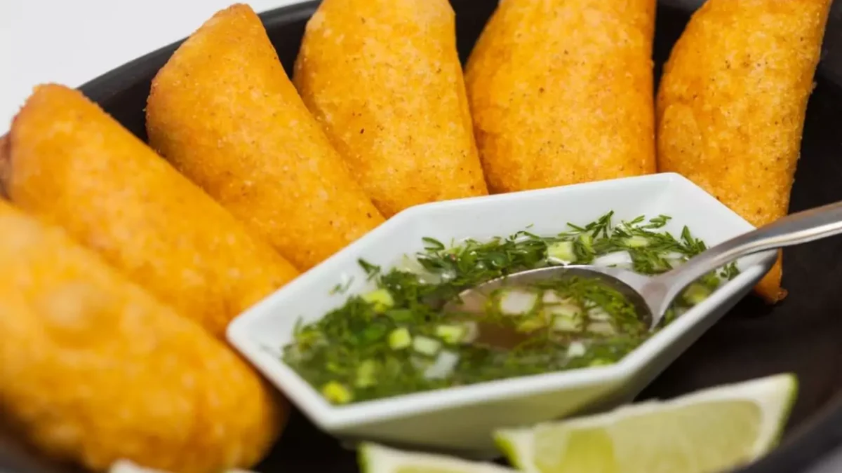 comida-picante-destinos-beneficios-da-pimenta-empanadas-colombianas-com-molho-picante
