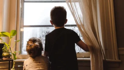 Crianças na janela. Vida em família.