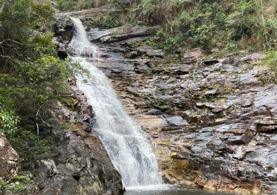 Cachoeira dos Funis, no Vale do Pati. À frente, o rio formado pela queda dágua. Atrás, a cachoeira cai do lado esquerdo para o direito, sobre rochas.