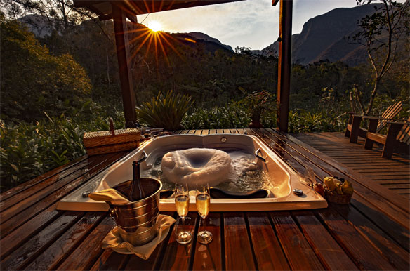 pedra-afiada-refugio Banheira em deck com vista para os cânions no Refúgio Pedra Afiada.