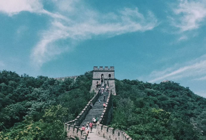 Imagem da muralha do China ilustra como viajar para a Ásia.