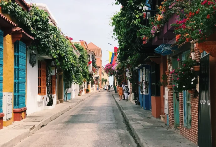 Ruela com casas coloridas em Cartagena