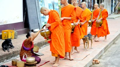 monges budistas oferecendo oferendas à sábio