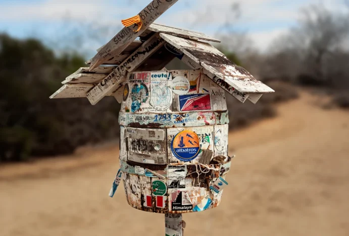 Post Office Bay, Isla Floreana: onde o mundo não gira — ele entrega cartas. 💌