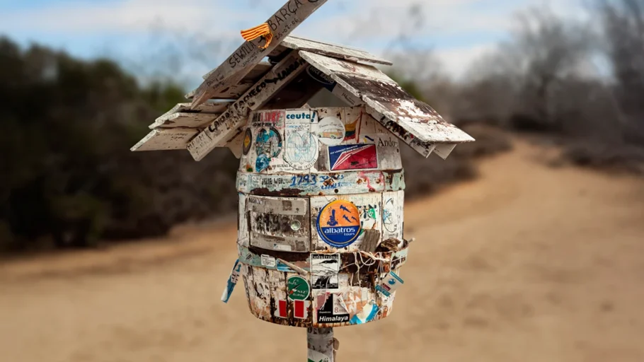 Post Office Bay, Isla Floreana: onde o mundo não gira — ele entrega cartas. 💌