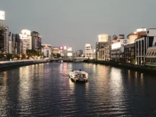 Ver mais: Descubra Fukuoka, a porta de entrada para uma experiência mais autêntica no Japão: yatai à beira do Rio Naka, tonkotsu ramen, Santuário Kushida, ruínas do Castelo e compras no Kawabata Arcade.